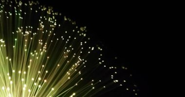 çok renkli mavi büyüyen grup ile gelen detayını fade optik lifler siyah arka plan, metin, yüksek hızlı internet bağlantısı için hızlı ışık sinyali için yer etkisi