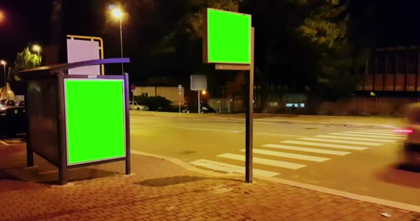 Billboard Com Uma Tela Verde Chave Croma Uma Rua Noite — Vídeo de Stock