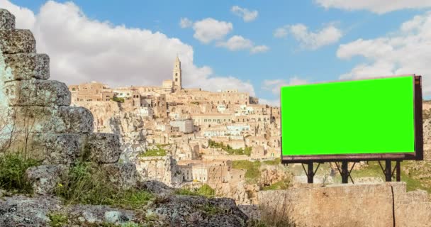 Άδειο Billboard Chroma Κλειδί Πράσινη Οθόνη Πανοραμική Θέα Χαρακτηριστικό Πέτρες — Αρχείο Βίντεο