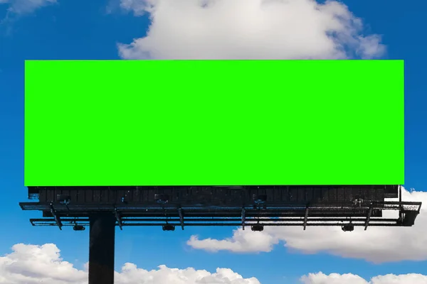 Panneau d'affichage vide avec écran vert chromé, sur ciel bleu avec c — Photo