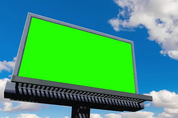 空白广告牌与色度键绿色屏幕, 在蓝天与 c — 图库照片