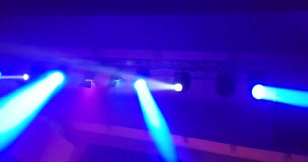 抽象的蓝色和紫色 明亮的闪亮舞台灯光闪烁的运动娱乐聚光灯投影机在黑暗中 蓝色柔和的聚光灯在黑色背景上罢工 — 图库视频影像