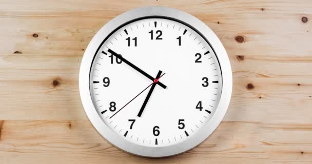 已经七点了 起床吃早饭的时间到了 现代白色金属闹钟在木质背景上 — 图库视频影像