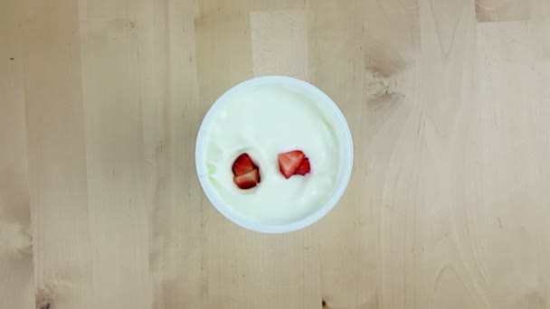 健康草莓落在白色酸奶在木桌上慢动作 健康食品营养概念 — 图库视频影像
