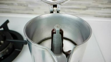 köpük kahve bir fincan kahve mocha maker Makina, kahvaltı başlangıç kavramı kullanarak ağır çekimde gidin yola çıkıp sıcak İtalyan kahvesi arabica ile eski retro kahve moka
