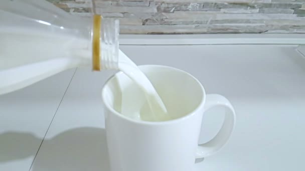 キッチンの背景 スローモーション 食事と健康的な栄養朝食コンセプトで撮影にガラスを飲むに注ぐ新鮮な白いミルク — ストック動画
