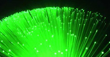 çok renkli mavi büyüyen grup ile gelen detayını fade optik lifler siyah arka plan, metin, yüksek hızlı internet bağlantısı için hızlı ışık sinyali için yer etkisi