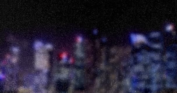 複数のガラス窓に落ちて雨の滴夜光ボケ高層ビル街背景の色 窓からすの水滴 — ストック動画
