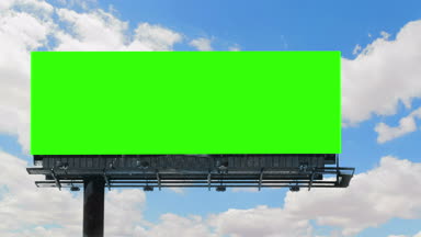 chroma anahtar yeşil ekran, mavi gökyüzü bulutlar hızlandırılmış, reklam konsepti ile birlikte boş panoda