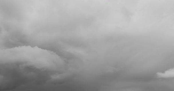 嵐の雲が気候変化の概念の背景本当曇り天気で暗い雲 動きの早いの時間の経過 — ストック動画