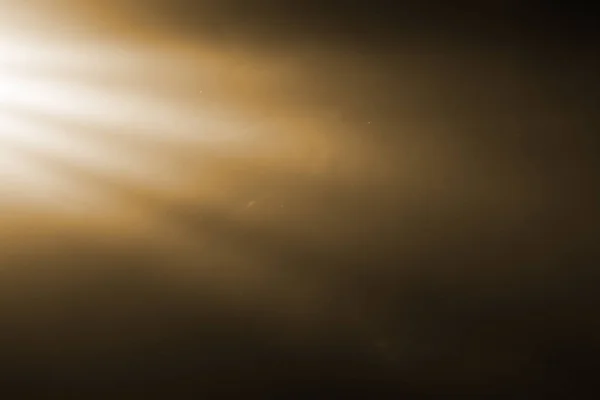 Cor quente dourada brilhantes raios de chama da lente piscam vazamento para transiti — Fotografia de Stock