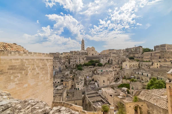 Panoramatický pohled typické kamenů Sassi di Matera a kostel M — Stock fotografie