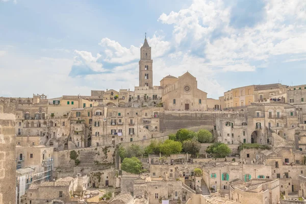 Vista panorámica de las piedras típicas Sassi di Matera y la iglesia de M —  Fotos de Stock