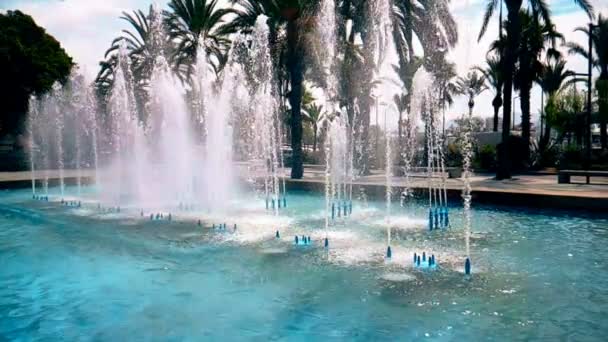 Fontein Ibiza Met Het Water Naar Beneden Vallen Druppels Stuiteren — Stockvideo