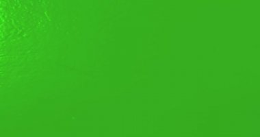 Krom anahtar yeşil ekranda metalik yüzey üzerindeki hareketlerdeki yansıma ışığı efekti