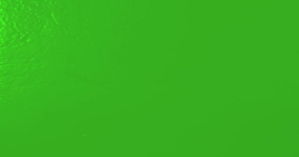 effet de lumière réfléchie en mouvement sur la surface métallique sur écran vert chromé 