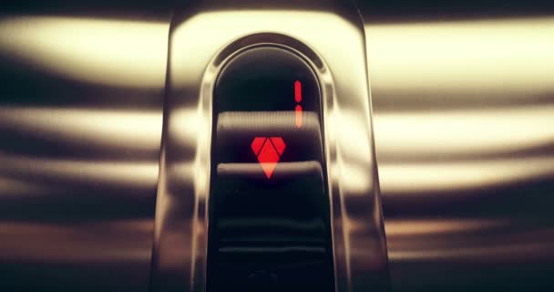 Деталь червоного світлодіодного ліфта, який піднімається з другого на перший поверх, бізнес і — стокове відео