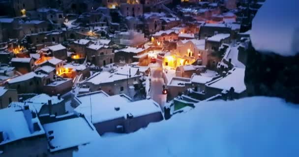 Vista panorámica de las piedras típicas Sassi di Matera y la iglesia de Matera bajo el cielo azul de la noche, efecto lapso de tiempo, movimiento — Vídeo de stock