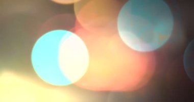 Noel dijital ışıltısı çok renkli kırmızı ve mor parçacıkları kıvılcımlandırır. Renkli arka planda büyük bokeh akar ve patlama olur.