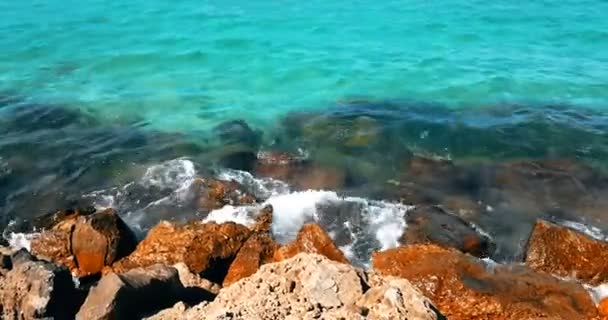 Szczyt widoku tropikalnej karaibskiej plaży zielone i niebieskie morze ze złotym piaskiem i skałami, wakacje, wolny ruch morski relaks i — Wideo stockowe