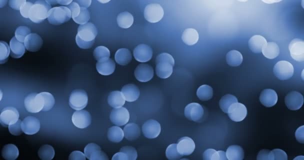 Navidad azul gradiente brillo brillo explosión polvo partículas fondo con movimiento de flujo de bokeh cayendo lentamente — Vídeo de stock