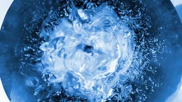 超スローモーションによる澄んだ水の渦という概念の上に — ストック動画