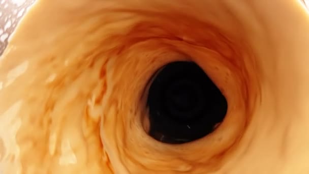 Plan super slow motion de lait frais à la crème avec vortex café, concept de nutrition et de santé — Video