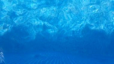 Yüzme havuzu mozaikleri deniz suyu gibi dalgalanır ve dalgalar arka planda, sporda ve