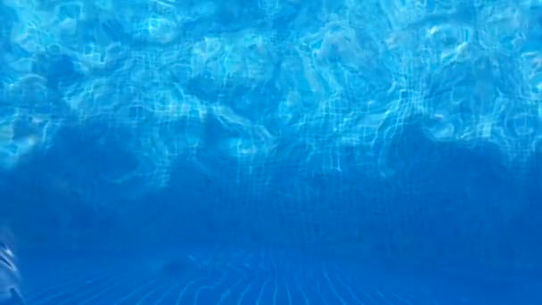游泳池马赛克底部的原因像海水一样波涛汹涌，波涛汹涌。 — 图库视频影像