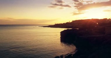 Gün batımında güzel bir sahil, sakin bir deniz, yazın çok popüler, kumlu sahil, ibiza adasının muhteşem bir manzarasına sahip. İbiza