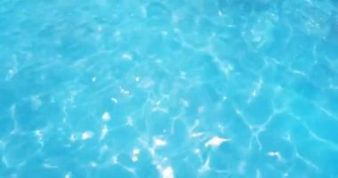 Yüzme havuzu mozaikleri deniz suyu gibi dalgalanır ve dalgalar arka planda, sporda ve