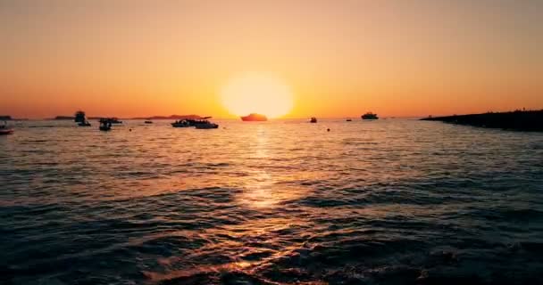 Prachtig strand bij zonsondergang met rustige zee in de buurt van Caf del Mar, in de zomer zeer populair, zandkust hebben een fantastisch uitzicht op het eiland van — Stockvideo