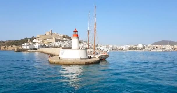 Ibiza latarnia morska od spokojnego morza w dzień, w lecie bardzo popularne, piaszczyste wybrzeże mają fantastyczny widok na wyspę, Ibiza, Baleary — Wideo stockowe