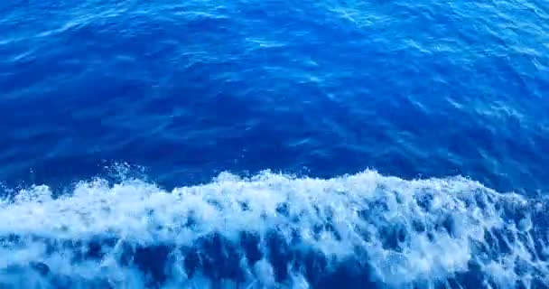 Κορυφή της θέας της κίνησης του κυανού κύματος της θάλασσας από το σκάφος, έννοια του τουριστικού ταξιδιού — Αρχείο Βίντεο