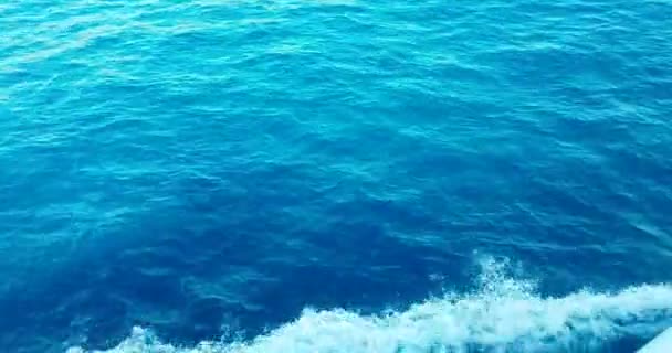 Topo da vista do movimento onda azul do mar a partir do barco, conceito de viagem turística — Vídeo de Stock