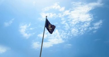 Korsan bayrağının kumaş dokusunu sallayan, rüzgarda dalgalanan sırık, calico jack korsan sembolü, hacker ve soyguncu