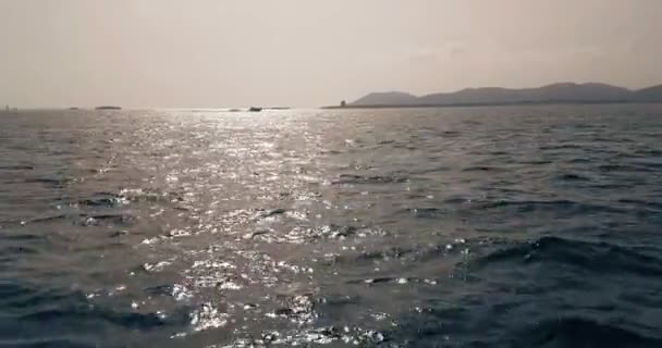 船からの日没時の海の波観光旅行の概念 — ストック動画