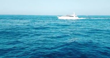 Gün ışığında güzel bir sahil, sakin bir deniz, yazın çok popüler, ufukta gemileri olan ibiza adasının muhteşem manzarası..