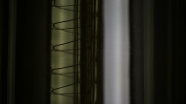 Allumer et éteindre au ralenti, ampoule vintage rétro avec ancienne technologie avec filament intégré avec jaune clair chaud — Video