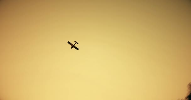vieil avion au coucher du soleil, avion au-dessus des nuages pendant 