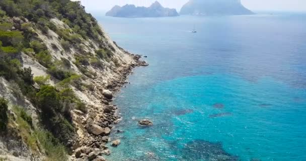 Playa vacía y hermosa Cala d 'Hort, en verano muy popular, costa arenosa tienen una fantástica vista de la isla de Es Vedra. Con — Vídeo de stock