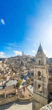 Tipik taşların panoramik görüntüsü Sassi di Matera ve Matera 2019 Kilisesi mavi gökyüzünün altında bulutlarla, Avrupa kültürünün başkenti 2019