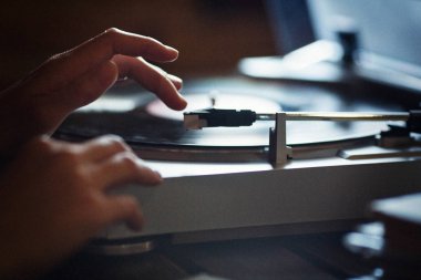 Turntable iğneyi eller