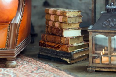 Beyaz tavşan kitap yığını üzerinde oturan