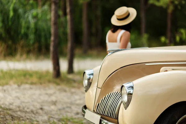 Vintage automóvel e menina de chapéu — Fotografia de Stock