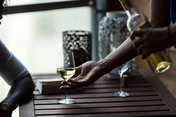 Uomo che offre alla donna un bicchiere di vino — Foto Stock