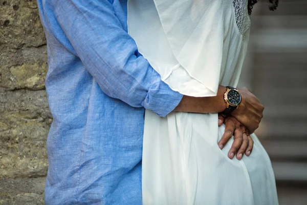 Man knuffelen met vrouw in witte jurk — Stockfoto