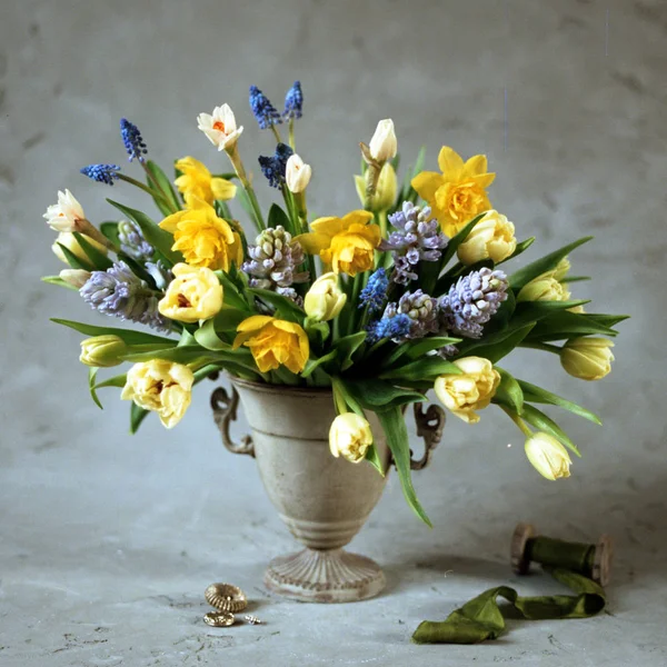 Bouquet aus Hyazinthen, Tulpen und Narzissen — Stockfoto