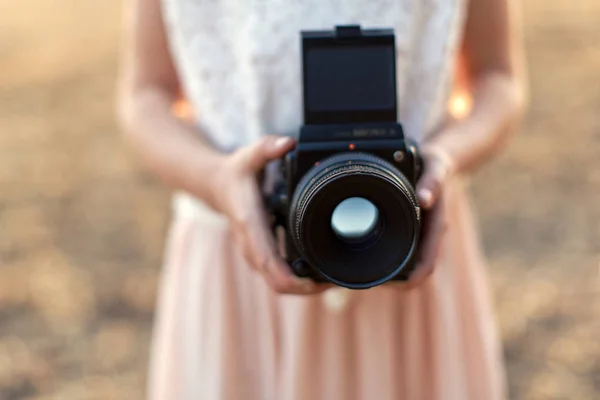 Chica sosteniendo cámara —  Fotos de Stock