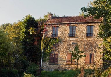 eski ev ağaçlarıyla çevrili